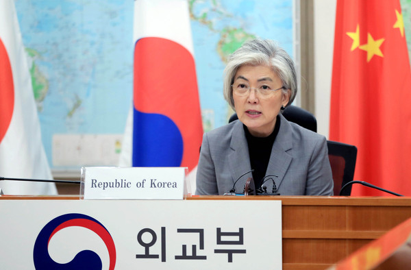 ▲ 코로나19 화상회의하는 강경화 장관.