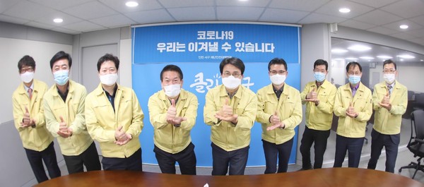 ▲ 덕분에 챌린지 동참하는 이재현 서구청장과 구청 직원들.