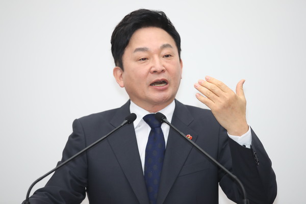 ▲ 질문에 답변하는 원희룡 제주지사.