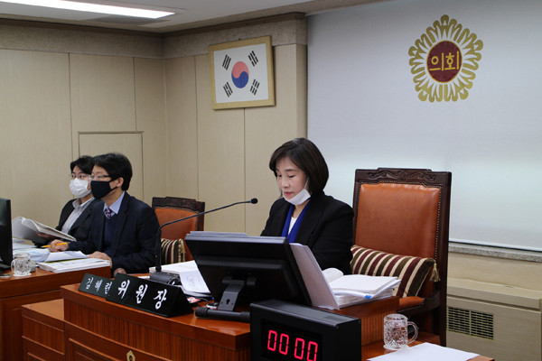 ▲ 보건복지위원회 제293회 제1차 상임위원회 진행중인 김혜련위원장.
