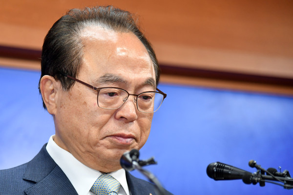 ▲ 굳은 표정의 오거돈 부산시장.