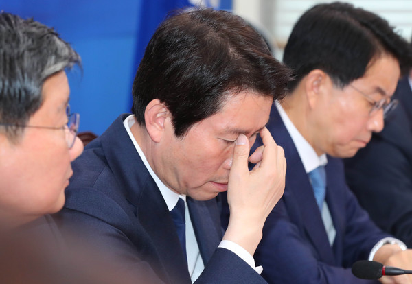 ▲ 자료 확인하는 이인영 원내대표.