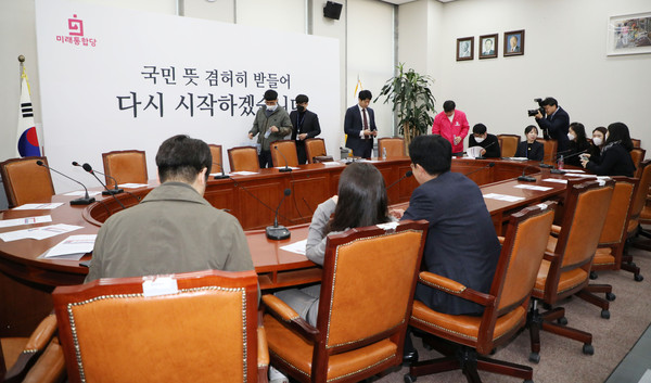 ▲ 간담회하는 미래통합당 당직자들.