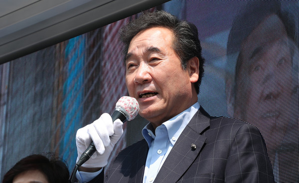 ▲ 구민들에 인사하는 이낙연 당선인.