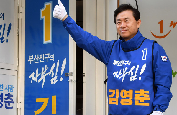 ▲ 시민들에게 인사하는 김영춘 의원.