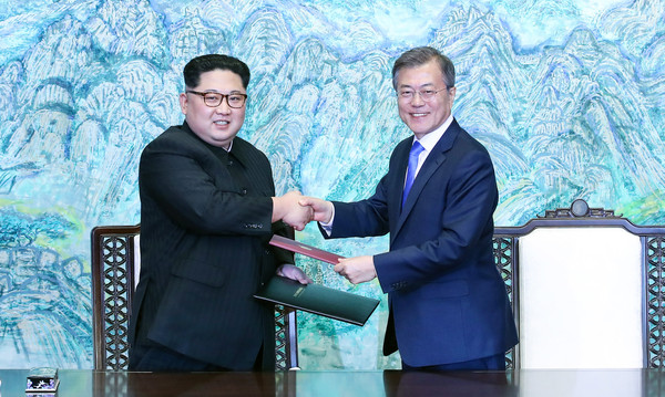 ▲ 판문점 선언문 교환하는 문재인 대통령과 김정은 국무위원장. /뉴시스