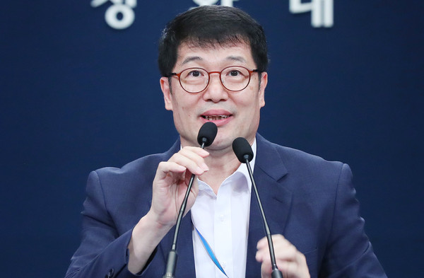 ▲ 브리핑하는 황덕순 일자리수석.