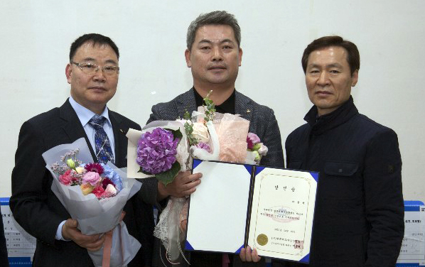 ▲ (사)한국제과기능장협회 제12대 회장 선출 기념촬영하는 마칠석 씨(가운데).