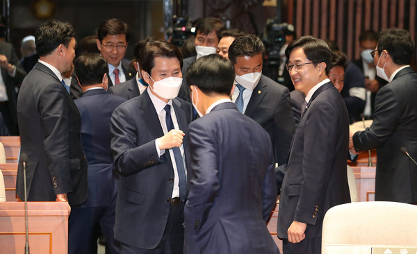 ▲ 인사하는 이인영 원내대표와 의원들.