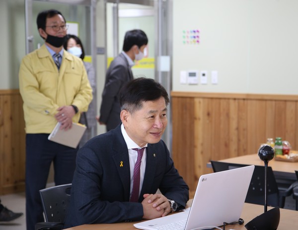 ▲ 온라인 개학상황을 점검하는 장석웅 전라남도교육감.