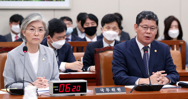 ▲ 의원들 질의에 답하는 김연철 장관.