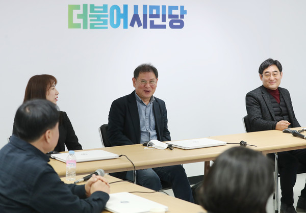 ▲ 위원들과 대화하는 정도상 위원장.