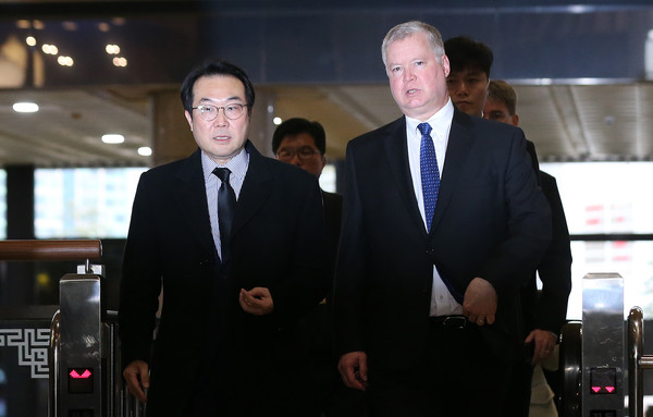 ▲ 이야기 나누는 이도훈 외교부 한반도평화교섭본부장과 스티븐 비건 미 국무부 대북특별대표.