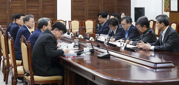 ▲ 감염병 전문가의 보고 받는 문재인 대통령. /뉴시스