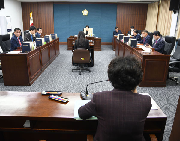 ▲ 인천 미추홀구의회, 예산결산특별위 코로나19 추경예산안 심사.