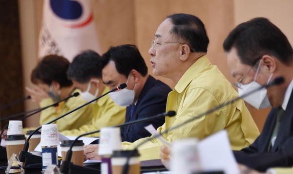 ▲ '제1차 비상경제 중앙대책본부 회의'에서 모두발언하는 홍남기 경제부총리.