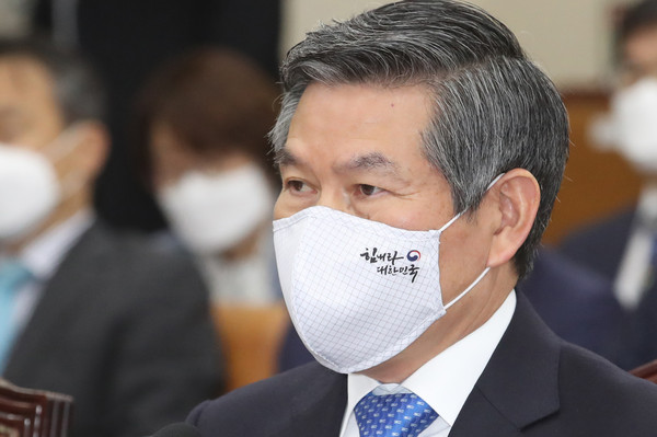 ▲ 자료 보고받는 정경두 국방부 장관.