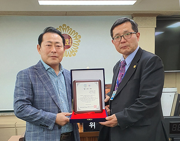 ▲ 서울시의회, 김태수 의원 ‘마라톤협회’ 감사패 수상.