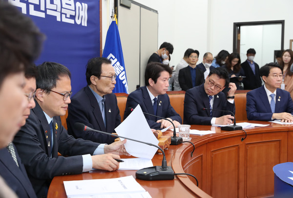 ▲ 더불어민주당 최고위원회의에서 발언하는 이해찬 대표.