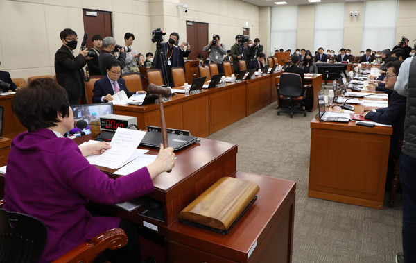 ▲ 행정안전위원회 전체회의를 주재하는 전혜숙 국회 행정안전위원회 위원장.