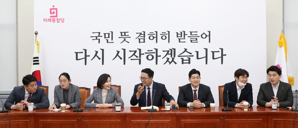 ▲ 미래통합당 청년인재 회동에서 대화하는 참석자들.