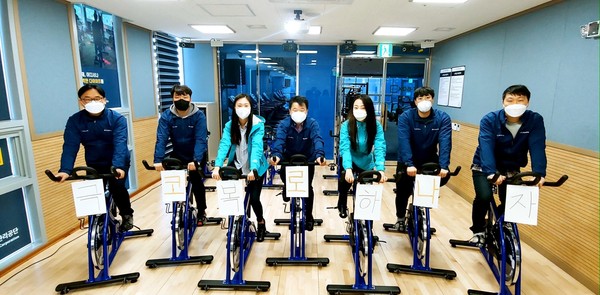 ▲ ‘코로나19 극복을 위한 희망캠페인 릴레이’에 참여한 연수구시설안전관리공단 임직원들.
