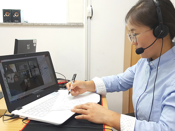 ▲ 한국어 강사가 지난 28일 서남권글로벌센터에서 외국인 주민 대상으로 중급 반 화상 강의를 진행하고 있다.
