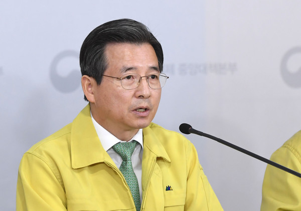 ▲ 브리핑하는 김용범 김용범 기재1차관.