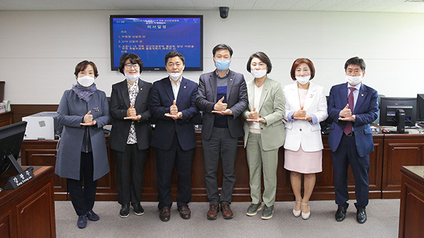 ▲ 안산시의회 특별위원회 위원들이 1차 회의 후 코로나19 극복을 위해 헌신하고 있는 의료진을 격려하는 의미로 ‘존경’과 ‘자부심’을 나타내는 수어 동작을 취하고 있는 모습.