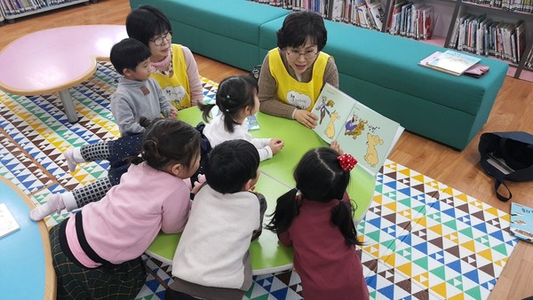▲ 송림도서관 책읽어주기 자원활동가.