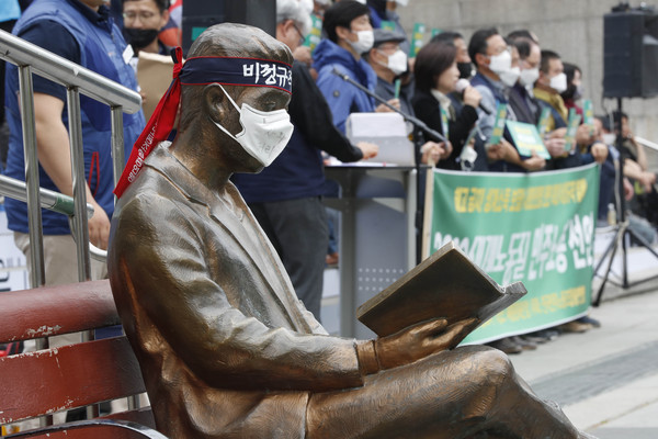 ▲ 1일 오전 세계 130주년 노동절 기념 '2020 세계노동절 민주노총 선언' 기자회견이 열린 서울 종로구 세종문화회관 인근에 설치된 동상.