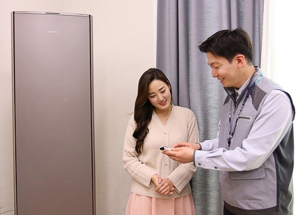 ▲ 삼성전자서비스 수리 엔지니어가 에어컨 사전점검 서비스를 제공하고 있다.