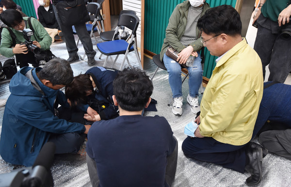 ▲ 유가족에 무릎 꿇는 엄태준 이천시장.