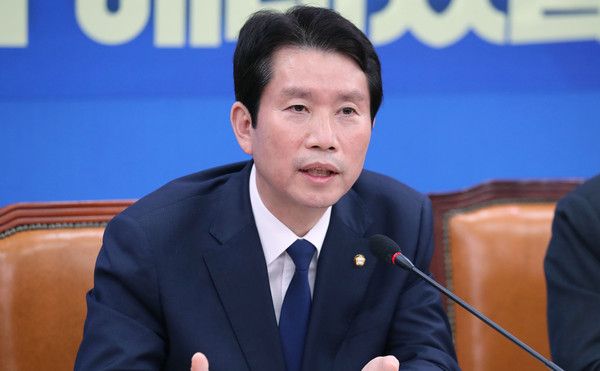 ▲ 취재진 질문에 답하는 이인영 원내대표.