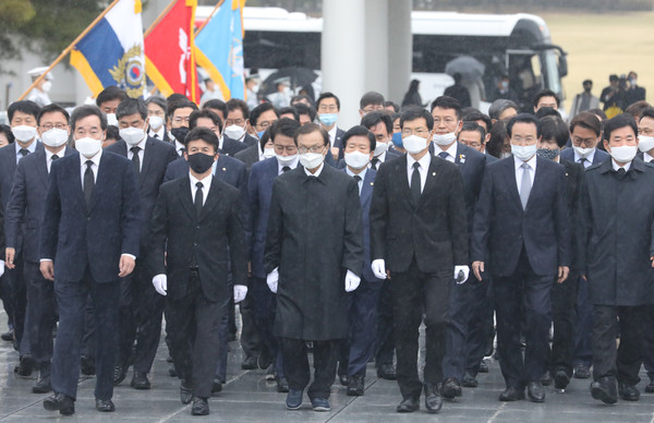 ▲ 현충원 찾은 이해찬 더불어민주당 대표와 더불어민주당 이인영 원내대표, 이낙연 상임선대위원장, 더불어시민당 우희종·최배근 공동대표와 더불어민주당-더불어시민당 당선자들.