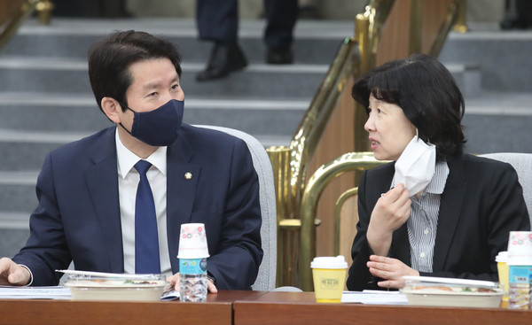 ▲ 이인영 원내대표와 이야기하는 양정숙 당선인(오른쪽).