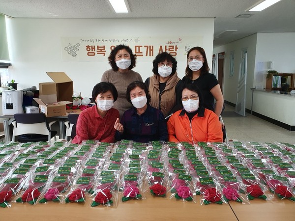 ▲ 옹진군자원봉사센터 소속 ‘행복 잇기 뜨개 사랑’ 봉사단은 어버이날을 맞아 손뜨개 카네이션을 제작 전달한다.