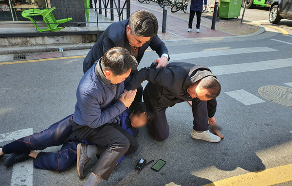 ▲ 오세훈 후보 유세차량에 흉기 들고 접근하다 경찰에게 제압된 A씨.