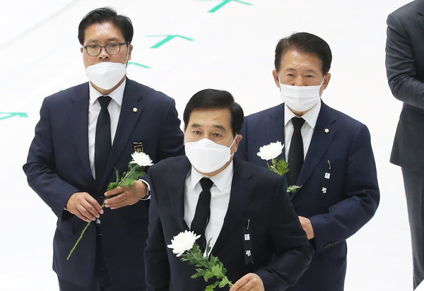 ▲ 이천 물류창고 화재 합동분향소 찾은 심재철 권한대행.
