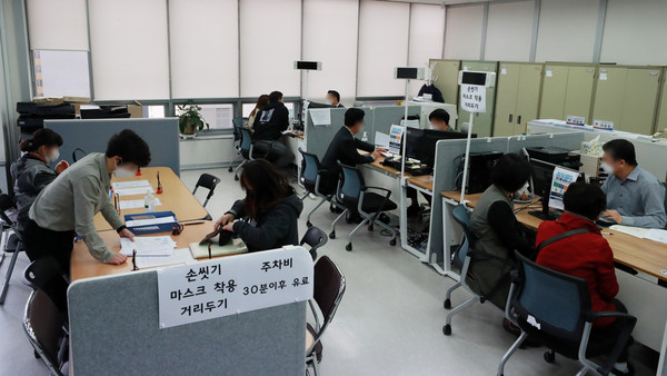 ▲ 대출 상담 받는 소상공인들.