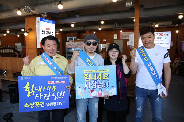 ▲ 캠페인에 동참한 권영화 의장(맨왼쪽)과 평택시 홍보대사 가수 박상민(가운데).