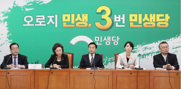 ▲ 생각에 잠긴 손학규 민생당 상임선대위원장과 김정화 공동대표.
