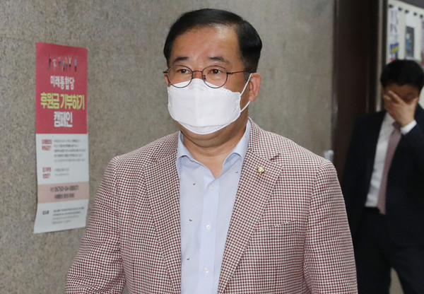 ▲ 회의 참석하는 미래통합당 박성중 선관위원장.