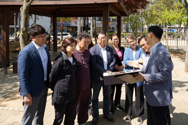 ▲ 관련 6개 사업대상지 차례로 방문.