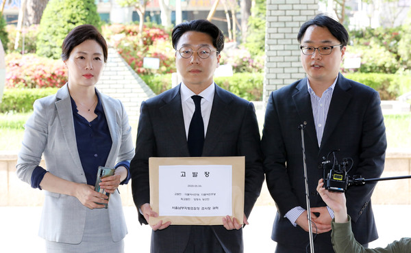 ▲ 양정숙 당선인 고발 전 인터뷰하는 서대원 더불어시민당 최고위원.