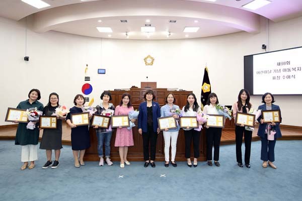 ▲ 아동복지 유공자 표창장 수여.