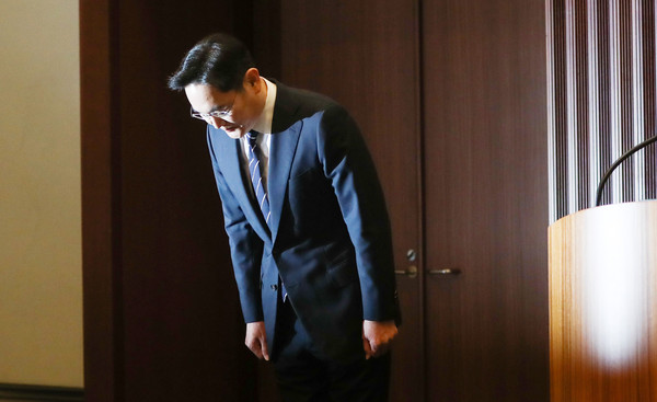 ▲ 고개숙여 인사하는 이재용 삼성전자 부회장.
