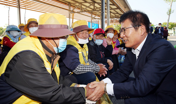 ▲ 이상익 함평군수가 노인일자리 사업이 재개된 지난 6일 사업 참여자들을 대상으로 안전수칙과 방역지침 등을 직접 설명하는 모습.