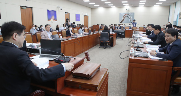 ▲ '제1차 정보통신방송법안심사소위원회' 개회하는 김성태 국회 과학기술정보방송통신위원회 정보통신방송법안심사소위원회 위원장.