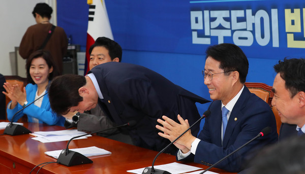 ▲ 90도 인사하는 이인영 원내대표.